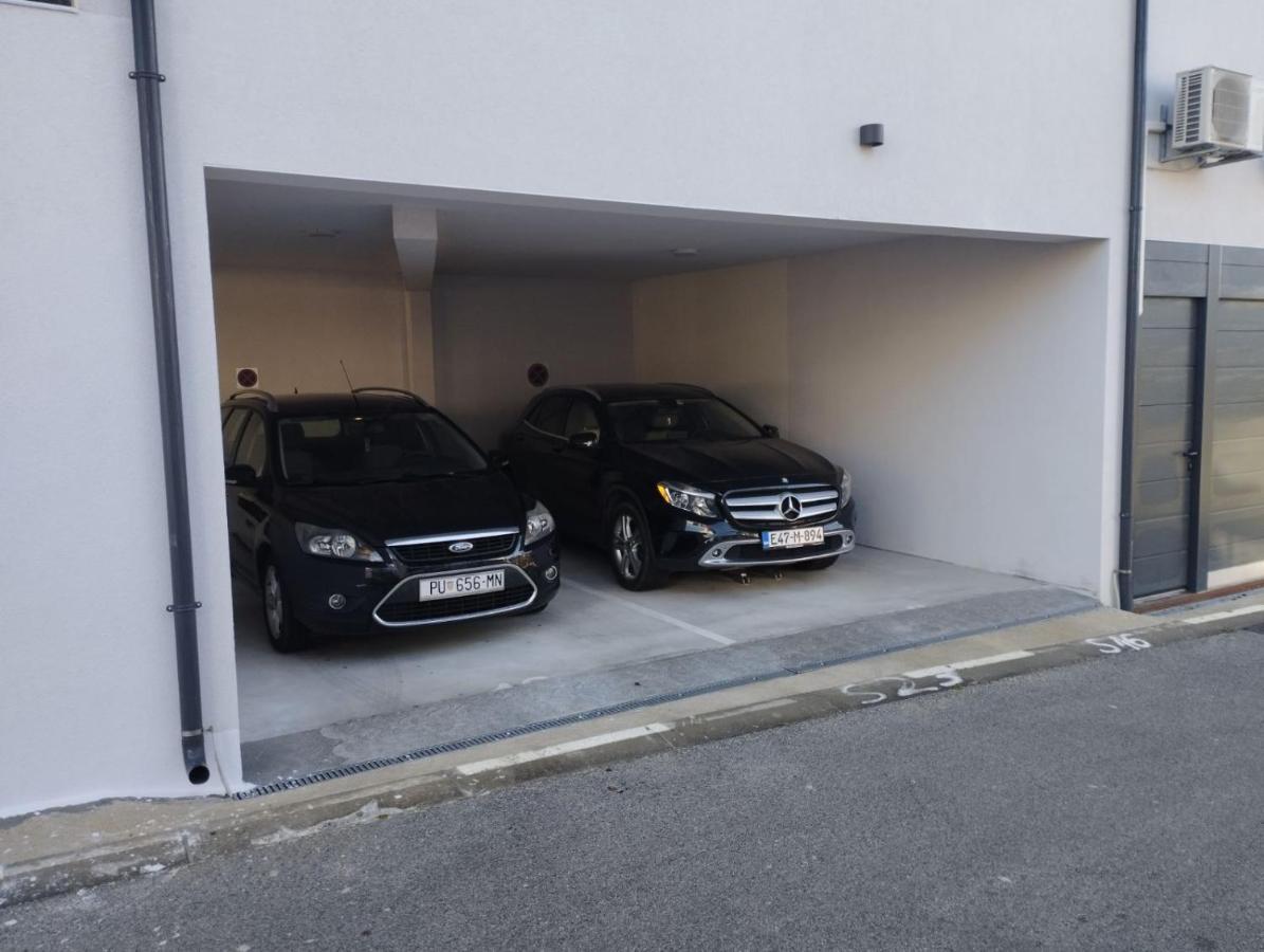 Enjoy Pula - New Apt With Terrace And Free Parking Garage 外观 照片
