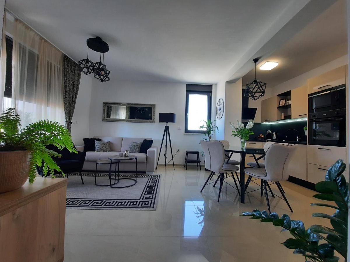 Enjoy Pula - New Apt With Terrace And Free Parking Garage 外观 照片
