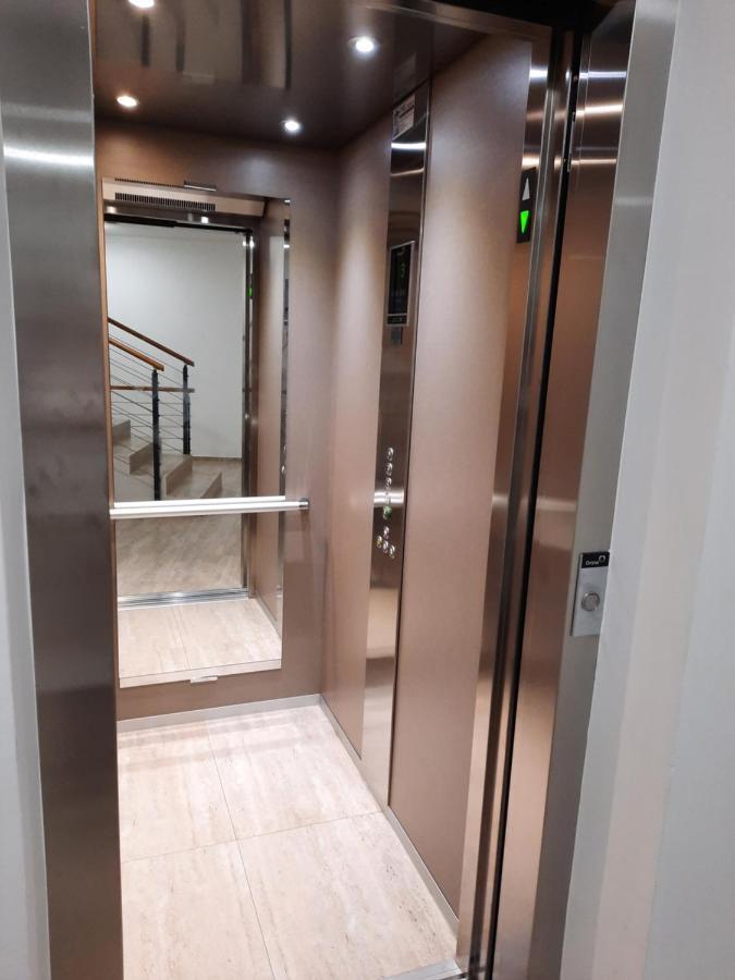 Enjoy Pula - New Apt With Terrace And Free Parking Garage 外观 照片