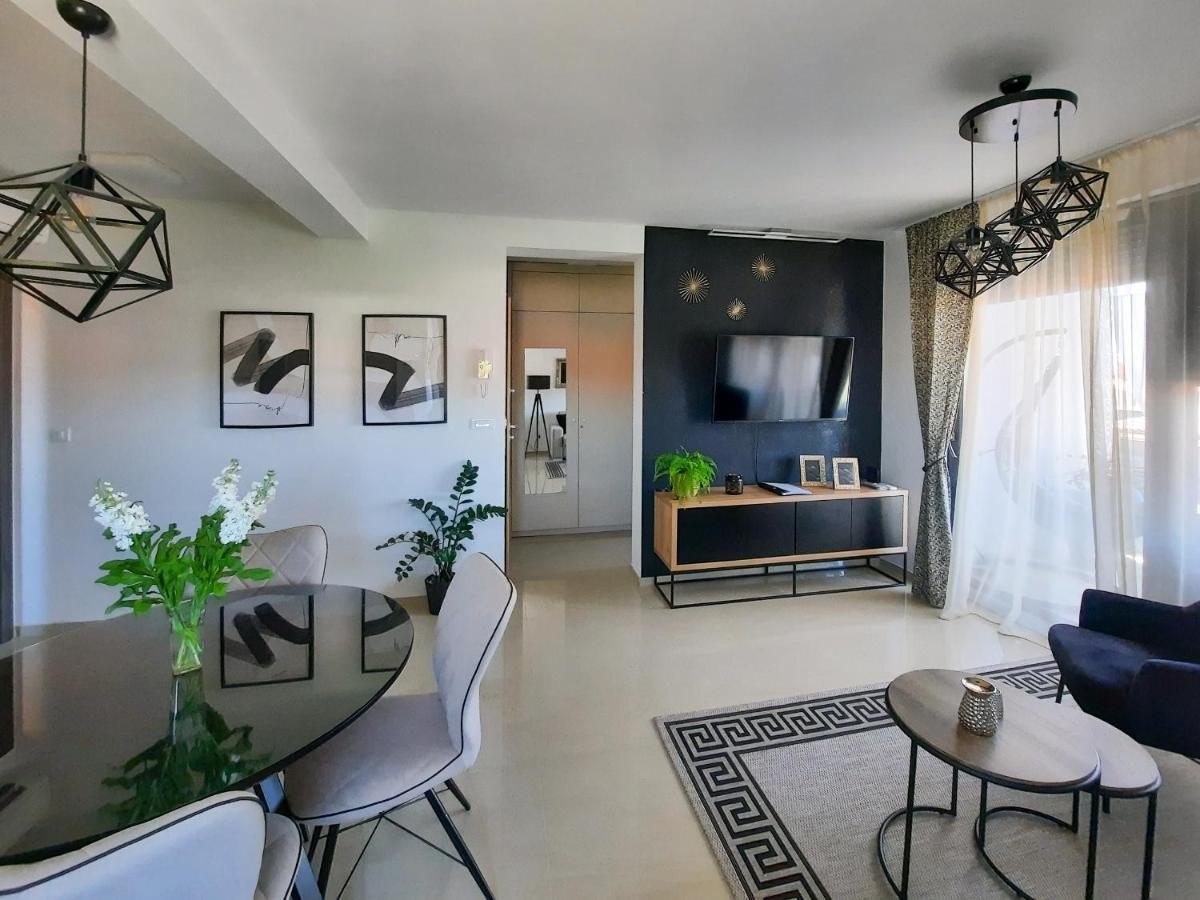 Enjoy Pula - New Apt With Terrace And Free Parking Garage 外观 照片