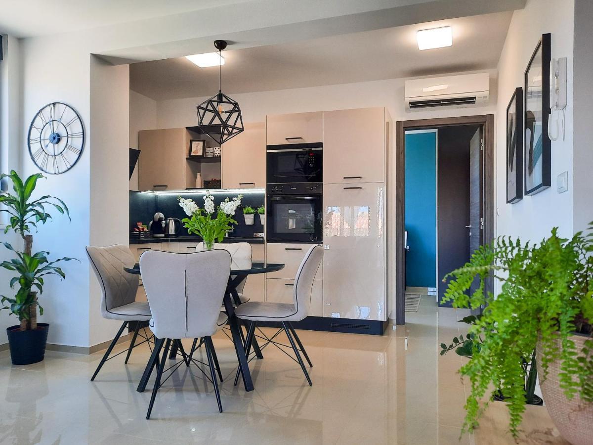Enjoy Pula - New Apt With Terrace And Free Parking Garage 外观 照片