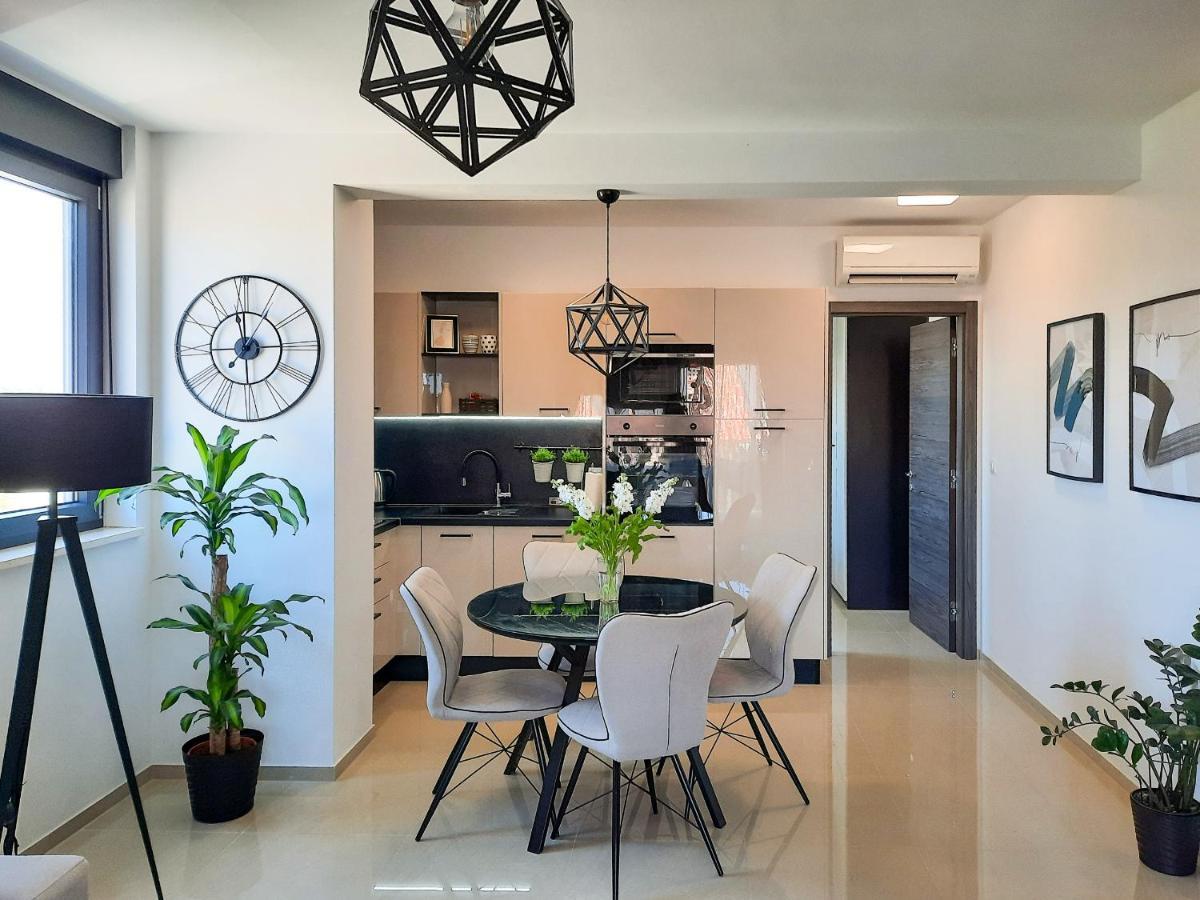 Enjoy Pula - New Apt With Terrace And Free Parking Garage 外观 照片