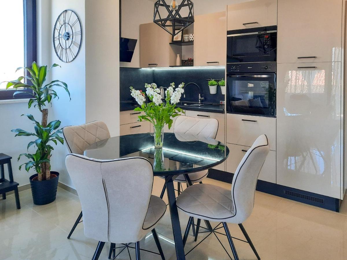 Enjoy Pula - New Apt With Terrace And Free Parking Garage 外观 照片
