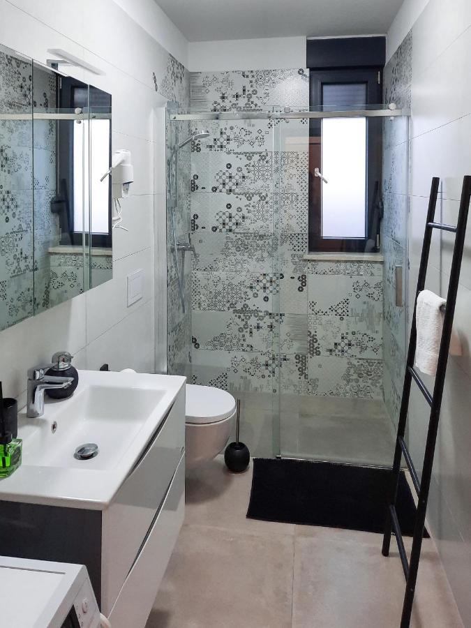 Enjoy Pula - New Apt With Terrace And Free Parking Garage 外观 照片